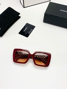 NWOT CHANEL Red Square Frame Sunglasses with Gradient Lenses (CH5567), 54-21-135